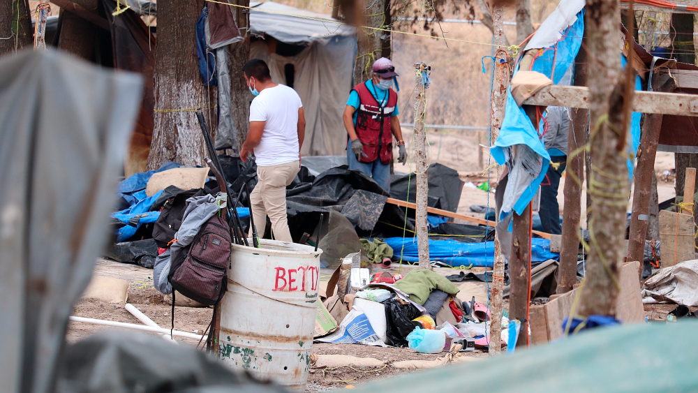 Desmantelan campamento en México pero migrantes llegan para cruzar a EE.UU.