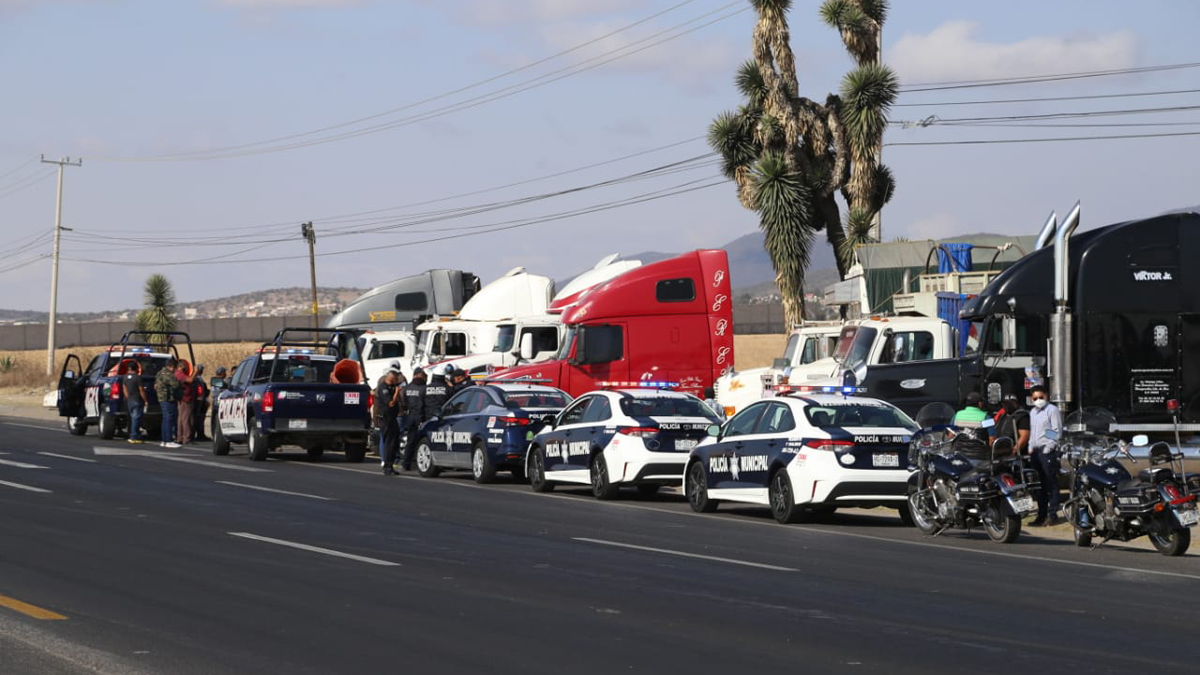 Transportistas se manifiestan en carreteras de todo el país contra inseguridad y extorsiones - caravana-de-la-amotac-abanderada-por-policias-estatales