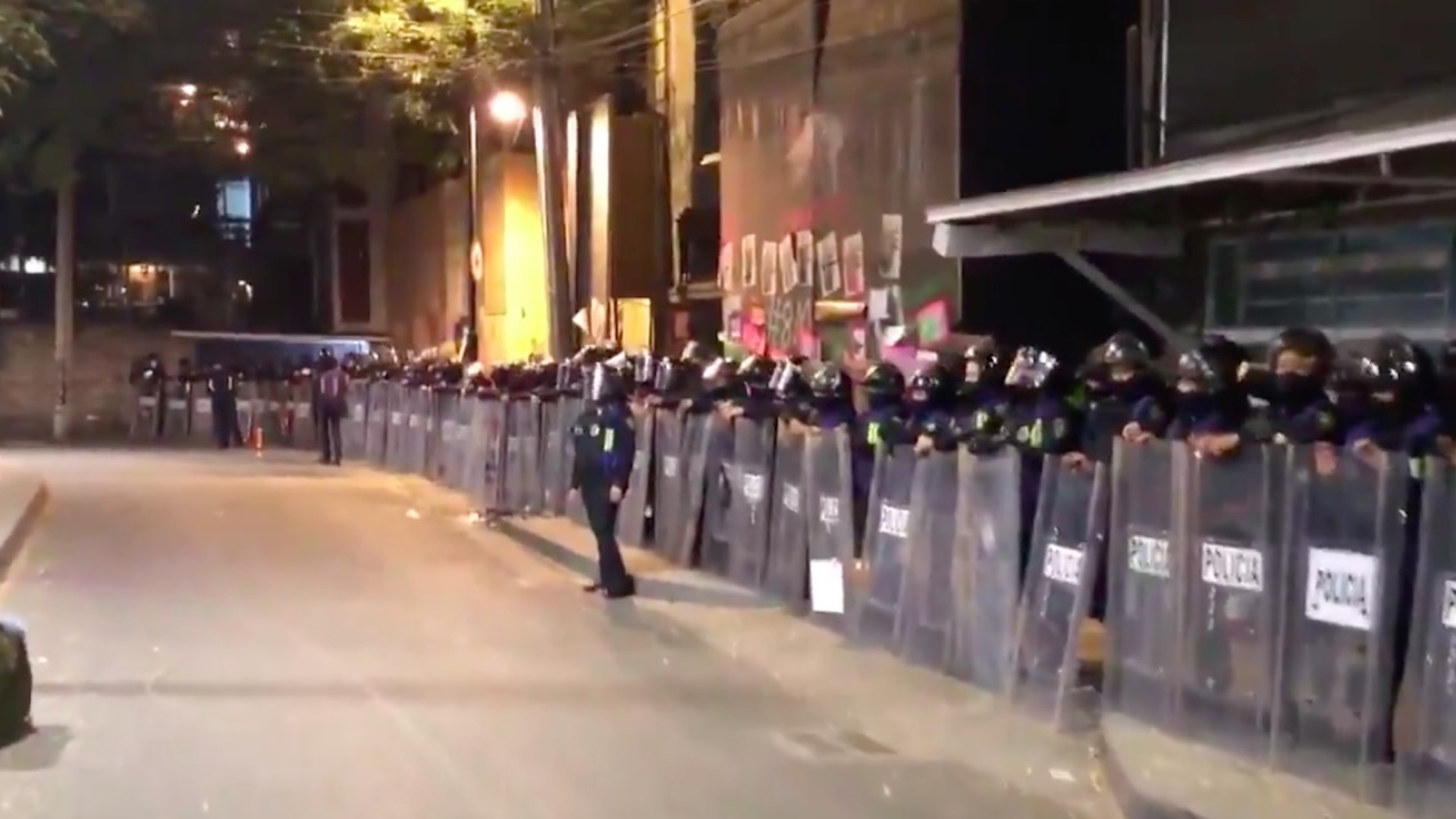 #Video Policías resguardan la residencia de Andrés Roemer en CDMX