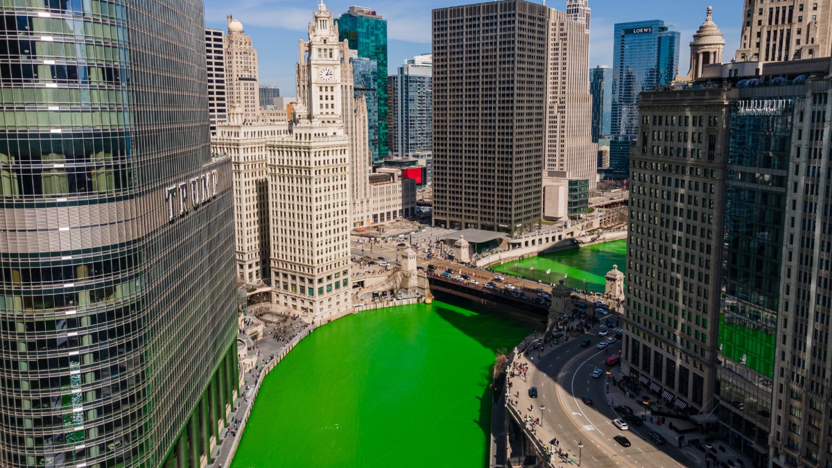 #Fotos Tiñen el río Chicago de verde para conmemorar el Día de San Patricio