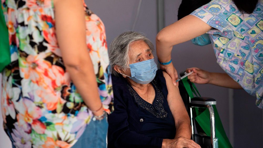 Ni la cuarentena ni la vacunación logran frenar ola de COVID-19 en Chile - chile-vacunacion-covid19-coronavirus
