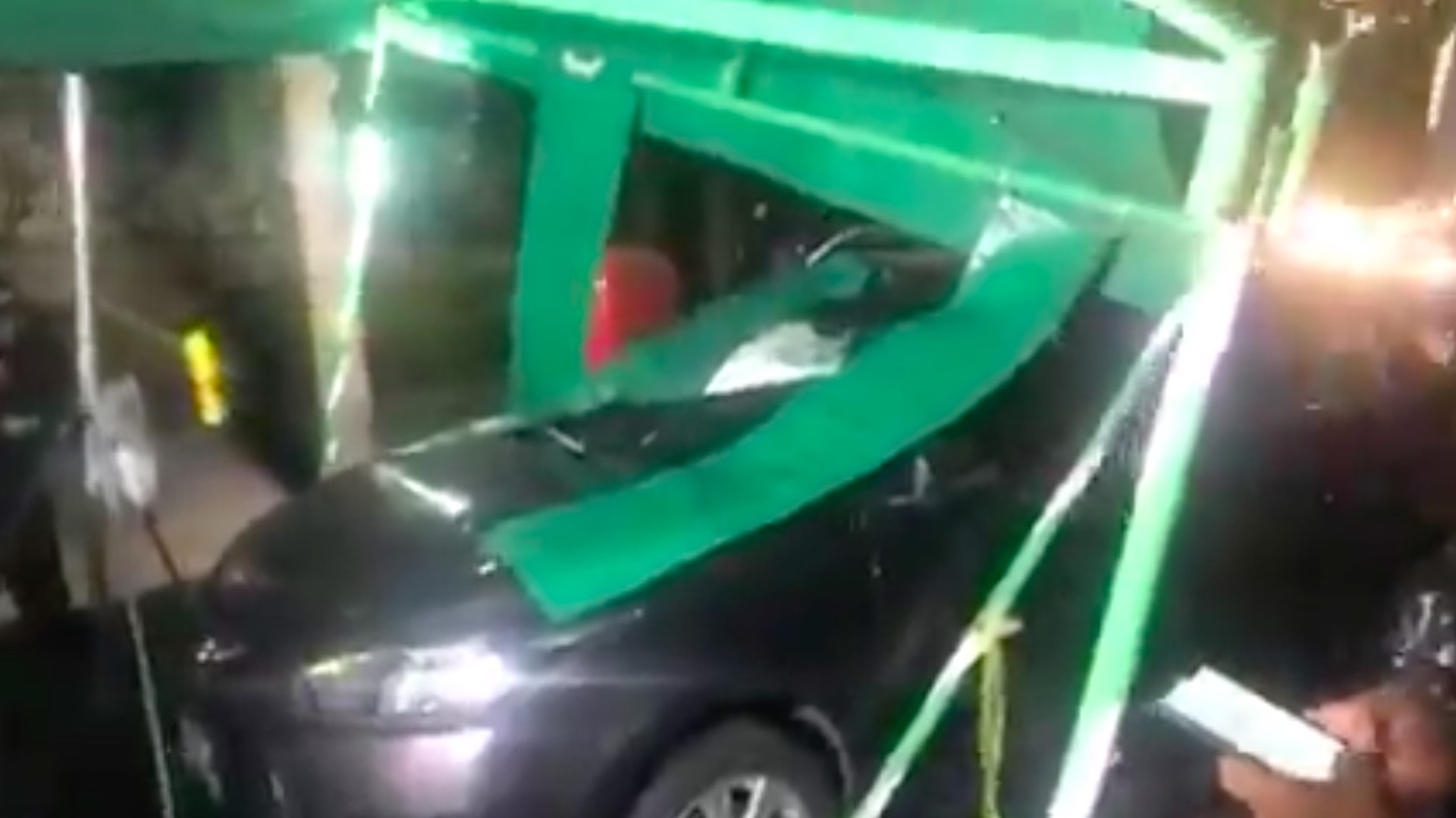#Video Conductor intenta evadir el alcoholímetro y choca contra carpa