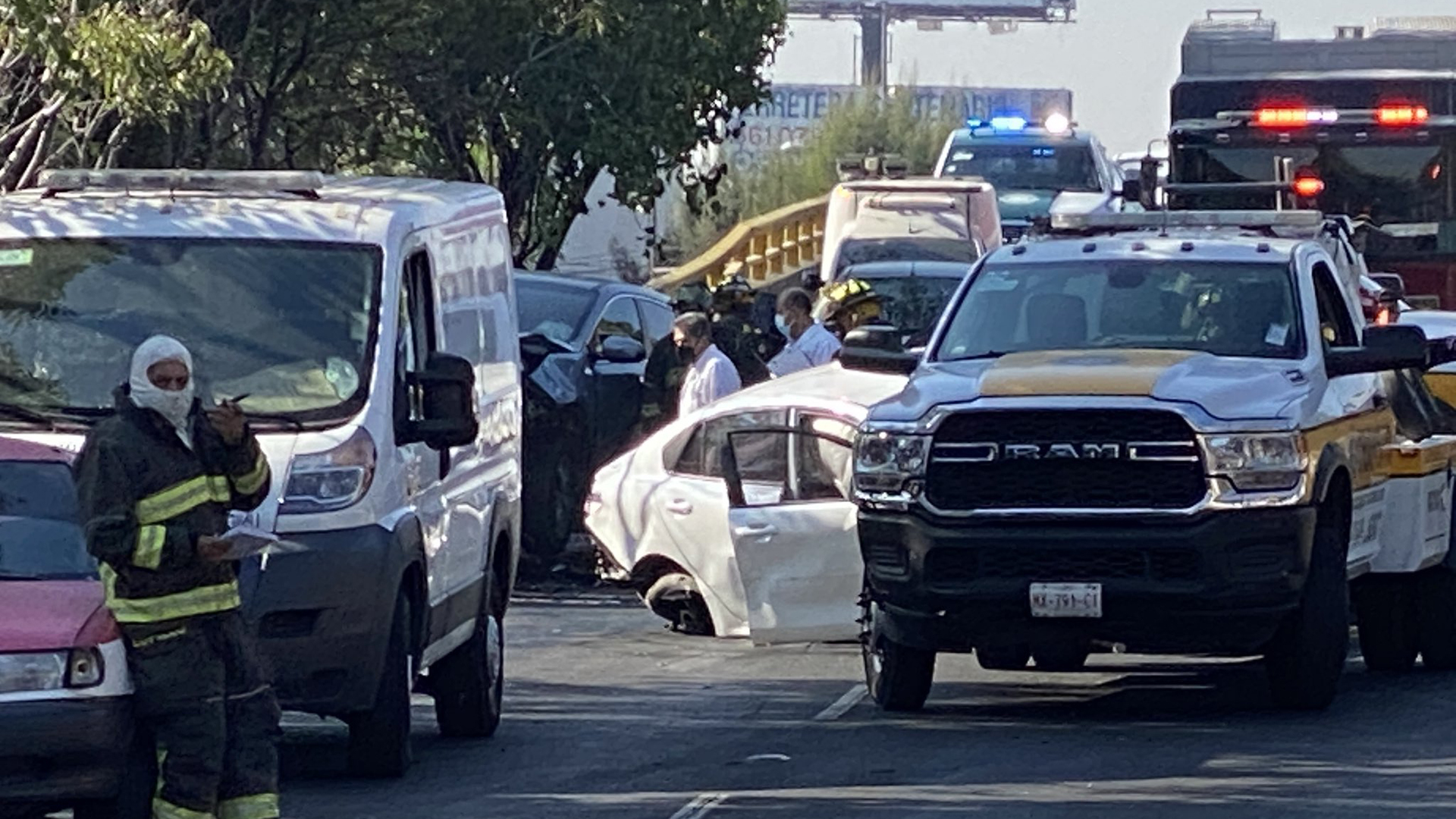 #Video Hombre muere prensado por camioneta en Azcapotzalco; auxiliaba a víctimas de choque