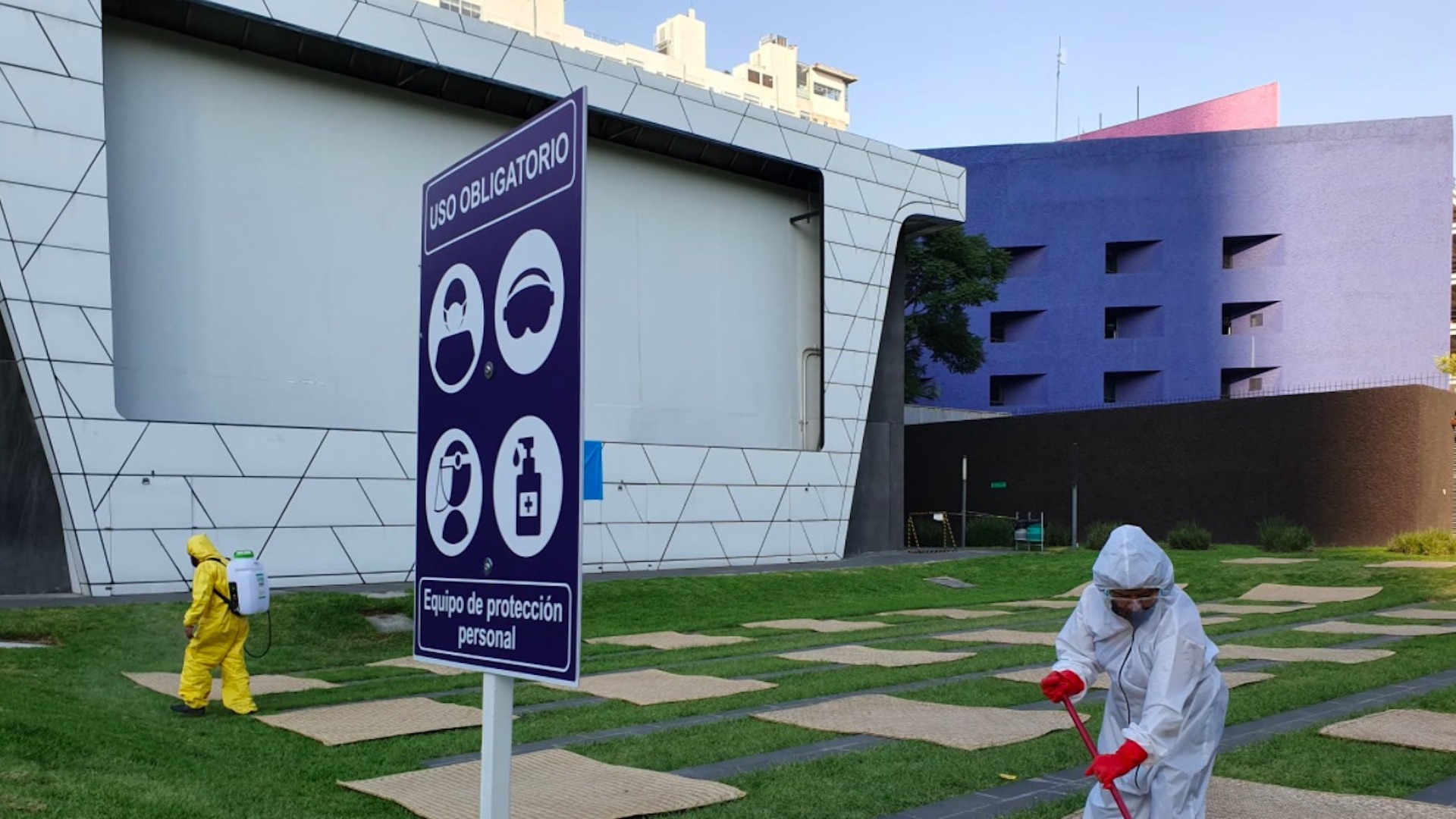 Con aforos limitados y tras más de dos meses de cierre, reabren cines en la Ciudad de México