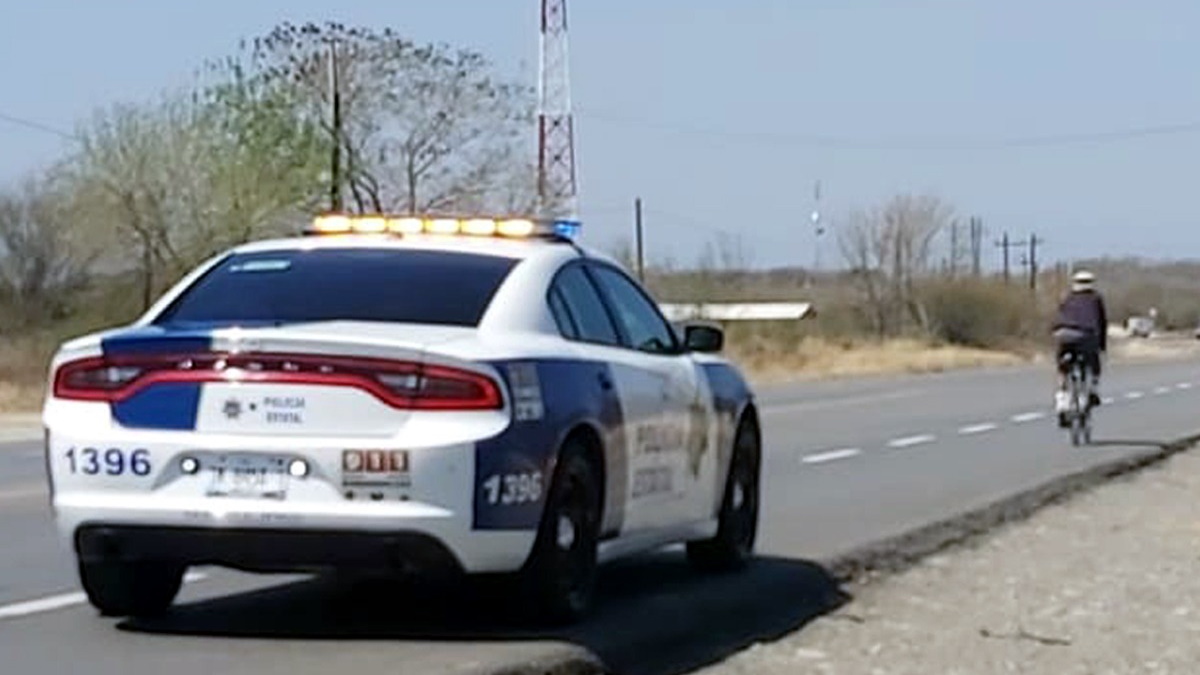 Trotamundos llega a Ciudad Victoria; policías lo ayudan por llanta ponchada - ciudad-victoria-tamaulipas-ciclista-cdmx-llanta-2