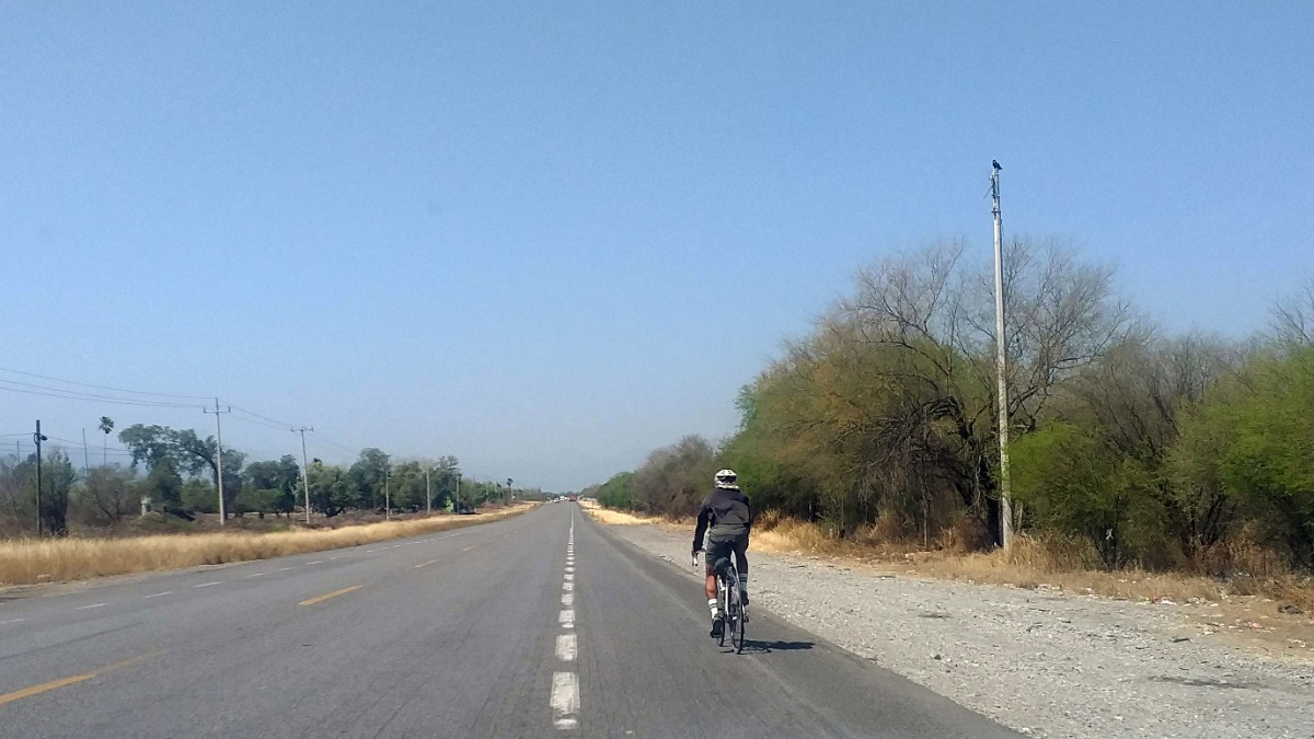 Trotamundos llega a Ciudad Victoria; policías lo ayudan por llanta ponchada - ciudad-victoria-tamaulipas-ciclista-cdmx-llanta-3