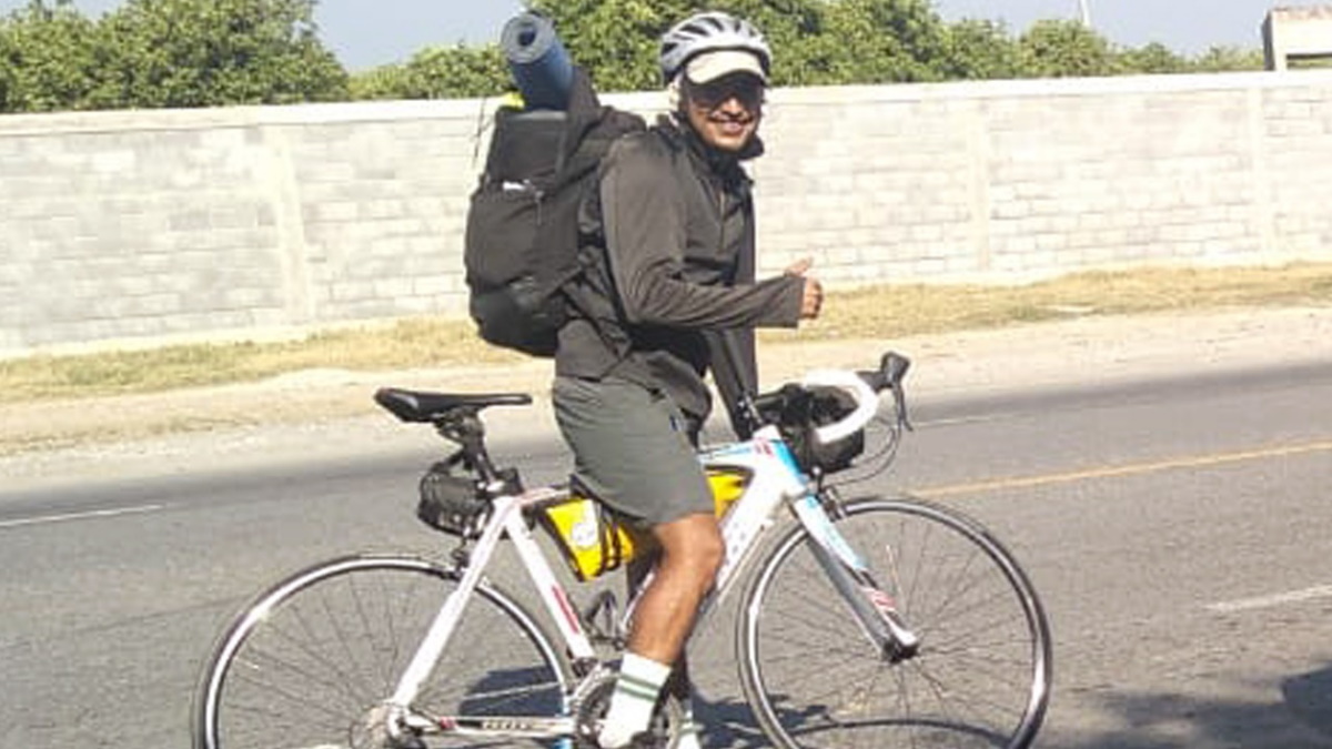 Trotamundos llega a Ciudad Victoria; policías lo ayudan por llanta ponchada - ciudad-victoria-tamaulipas-ciclista-cdmx-llanta-4