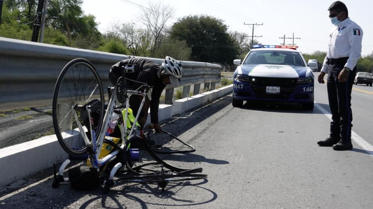 Trotamundos llega a Ciudad Victoria; policías lo ayudan por llanta ponchada - ciudad-victoria-tamaulipas-ciclista-cdmx-llanta-5
