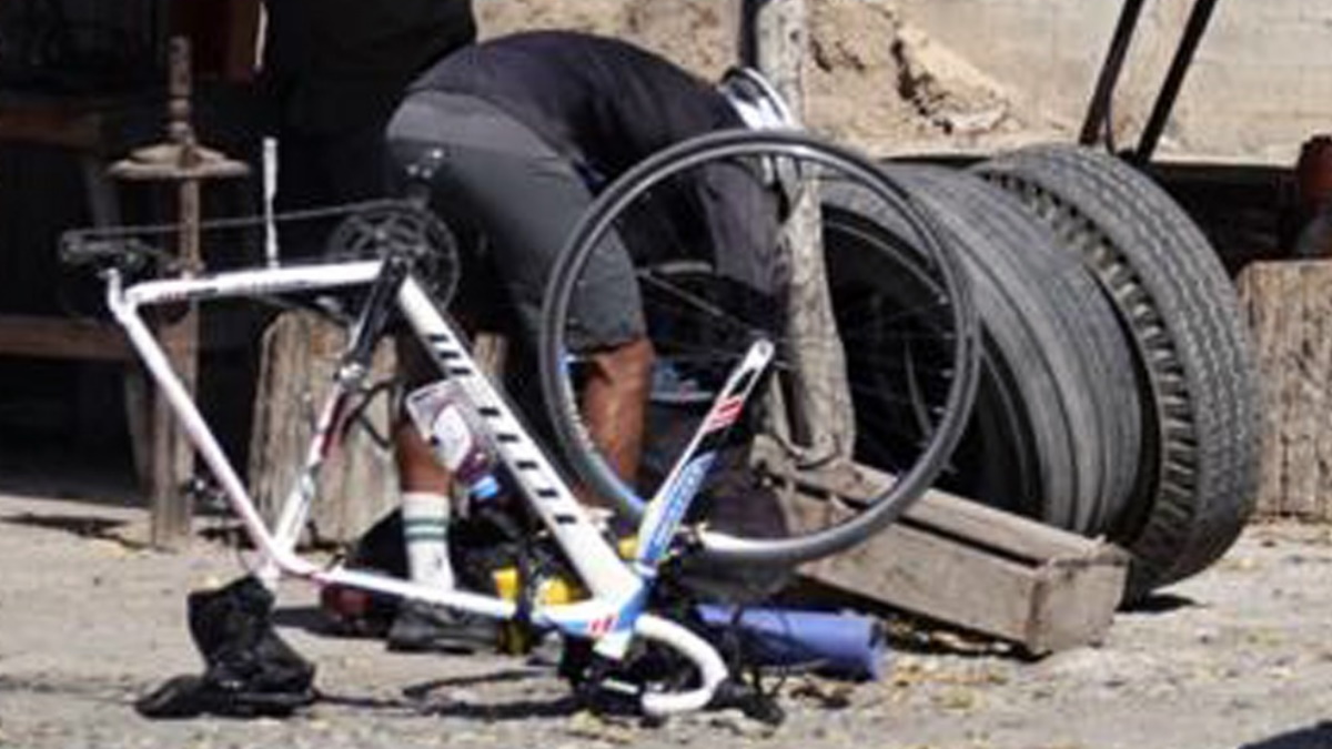 Trotamundos llega a Ciudad Victoria; policías lo ayudan por llanta ponchada - ciudad-victoria-tamaulipas-ciclista-cdmx-llanta-6