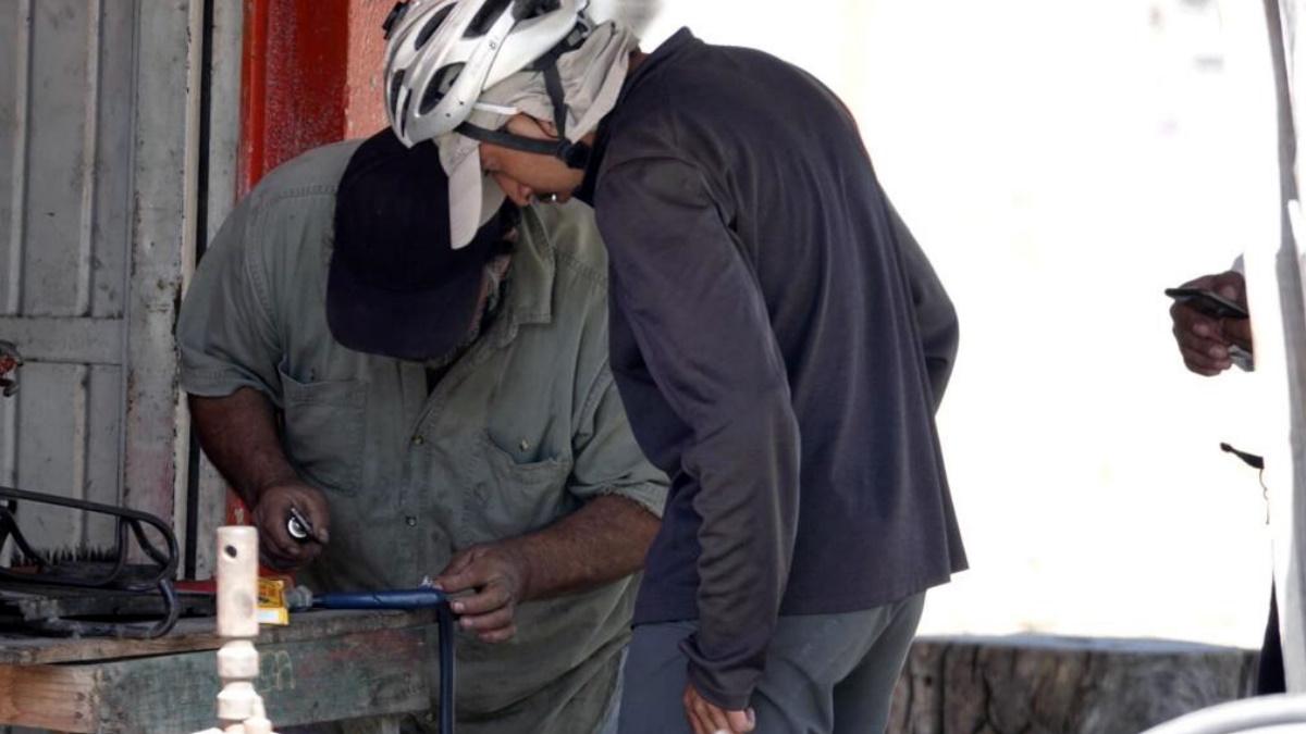 Trotamundos llega a Ciudad Victoria; policías lo ayudan por llanta ponchada - ciudad-victoria-tamaulipas-ciclista-cdmx-llanta-7