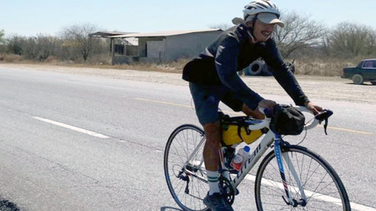 Trotamundos llega a Ciudad Victoria; policías lo ayudan por llanta ponchada