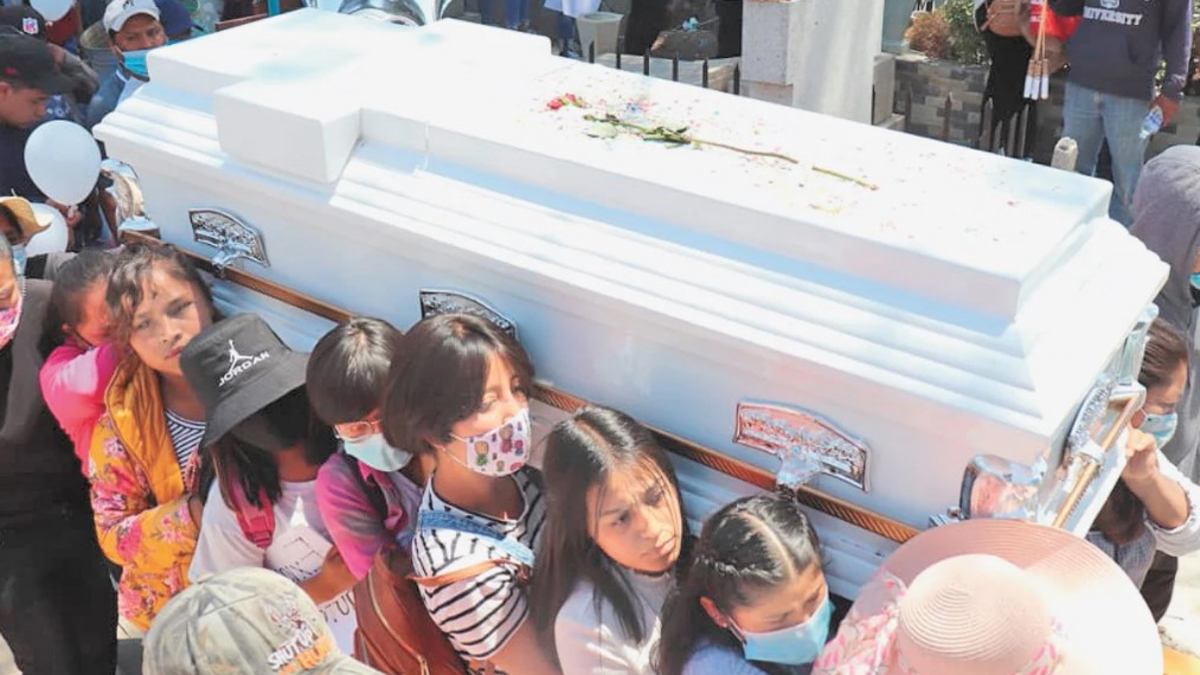 Compañeras de clase cargan ataúd de Wendy Yoselin, joven hallada muerta en canal de aguas negras