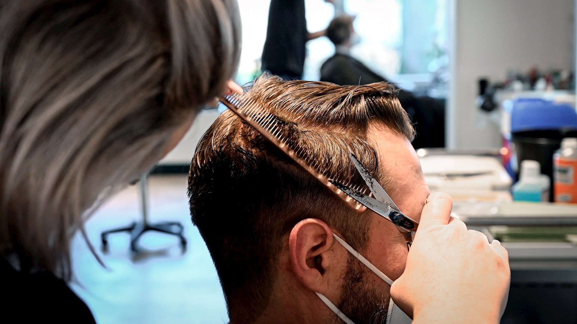 Peluqueros en Berlín: Alivio por reapertura, pero quejas por falta de ayudas