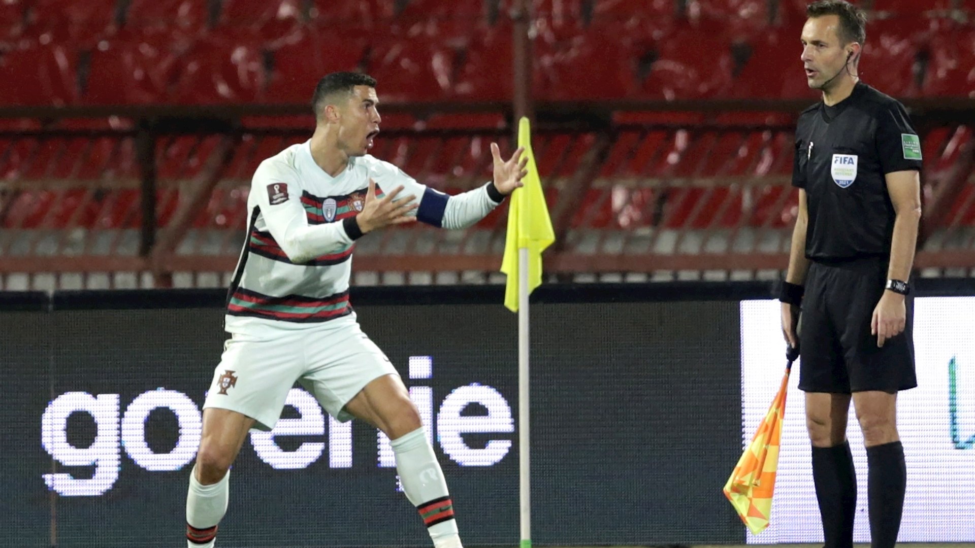 #Video Cristiano Ronaldo tira el brazalete y estalla tras gol anulado