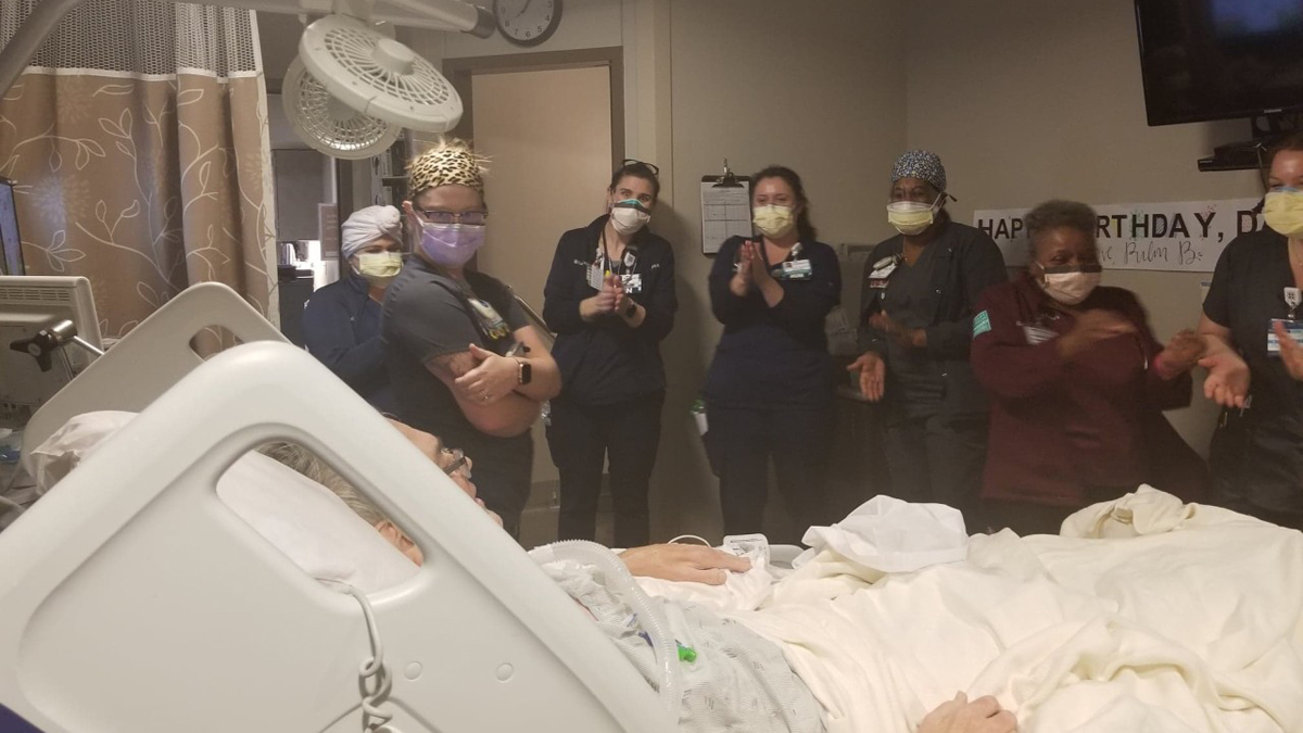 Hombre despierta tras siete semanas en coma por COVID-19; cancelan su funeral - david-williams-rodeado-de-medicos-y-enfermeras-tras-despertar-del-coma