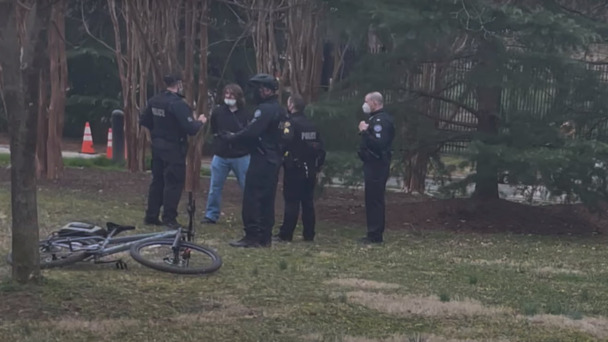 Detienen a sujeto armado en inmediaciones de residencia de vicepresidenta de EE.UU.