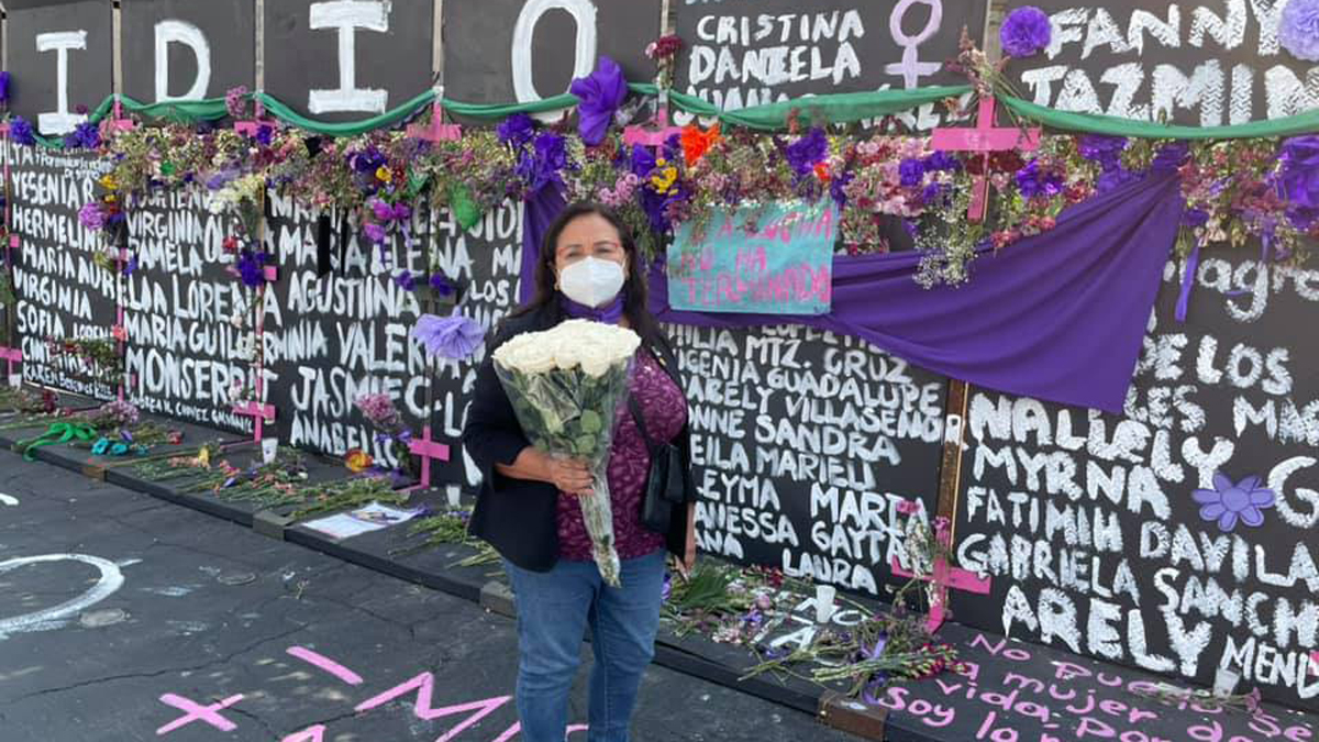 Diputada coloca ofrenda en ‘muro de la memoria’ frente a Palacio Nacional; exige justicia por asesinato de su hija