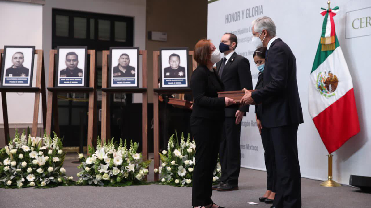Detienen a 25 personas por emboscada en Edomex que dejó 13 policías muertos - el-gobernador-alfredo-del-mazo-entrego-reconocimientos-a-familiares-de-los-policias-asesinados-en-emboscada