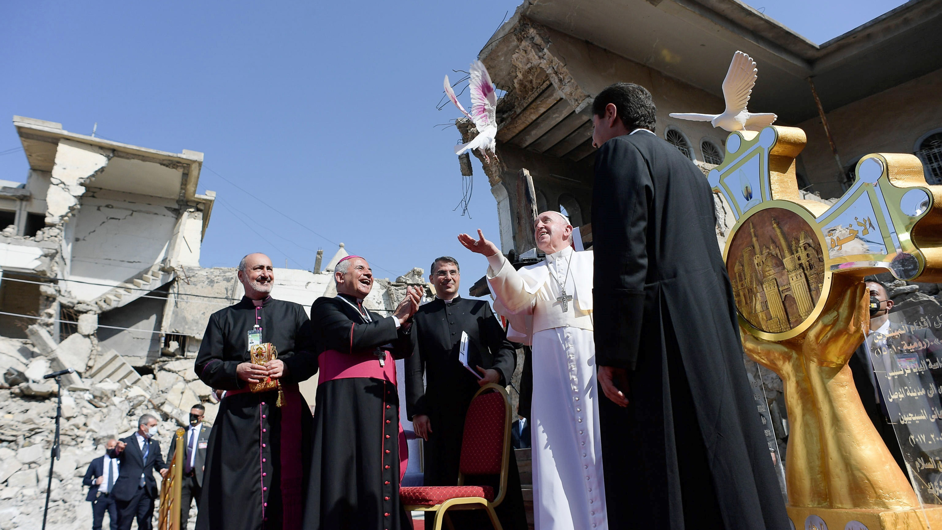 "¡Que las mujeres sean respetadas y defendidas!", clama papa Francisco desde Irak - en-su-visita-a-las-ruinas-de-la-iglesia-de-la-inmaculada-concepcion-el-papa-francisco-libero-una-paloma