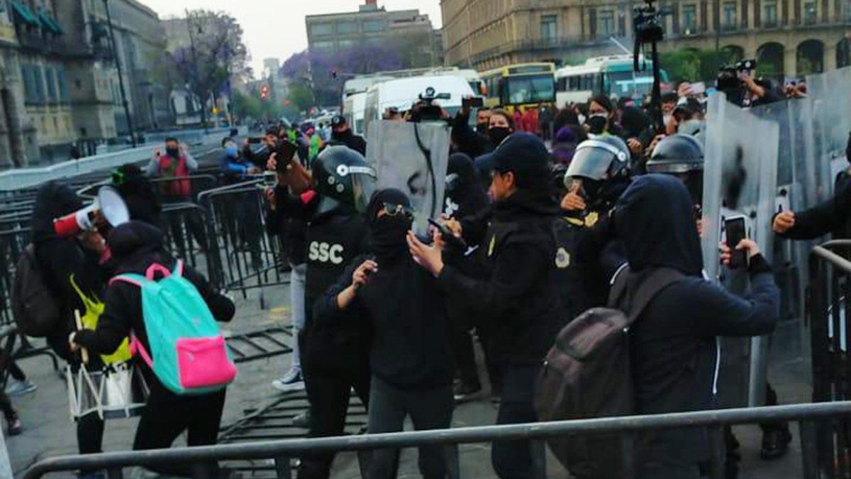 #Video Chocan feministas y policías afuera de Palacio Nacional; protestan contra posible candidatura de Salgado Macedonio