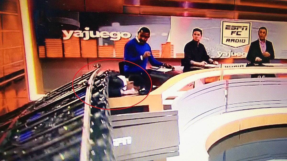 #Video Escenografía aplasta a comentarista deportivo en vivo; “estoy bien”, afirma Carlos Orduz