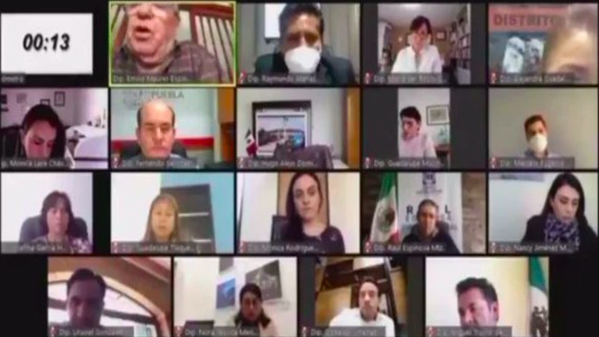 #Video Diputado local de Morena en Puebla llama esquizofrénica a legisladora