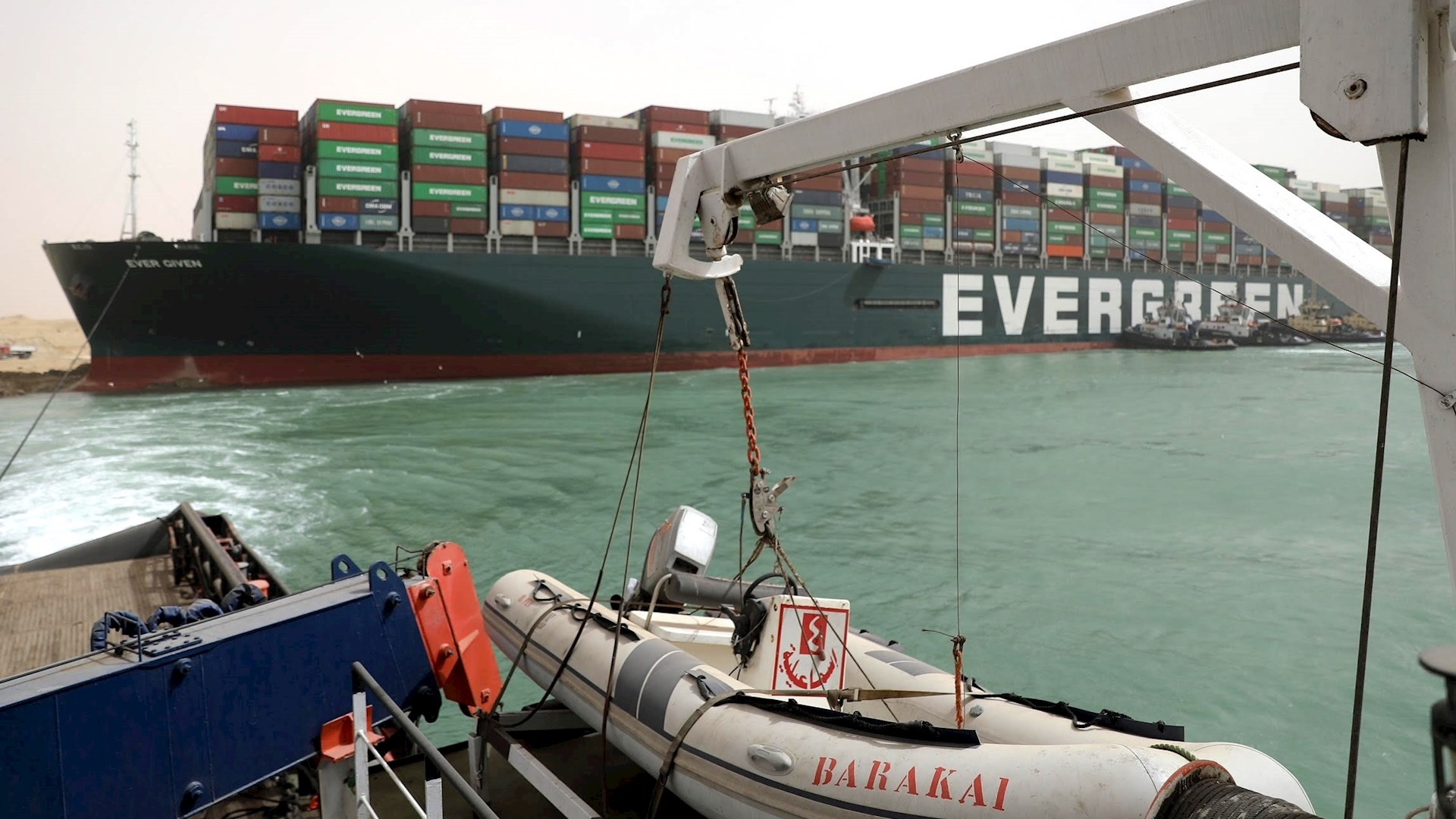 Canal de Suez permanece bloqueado por buque encallado; más de 200 barcos esperan
