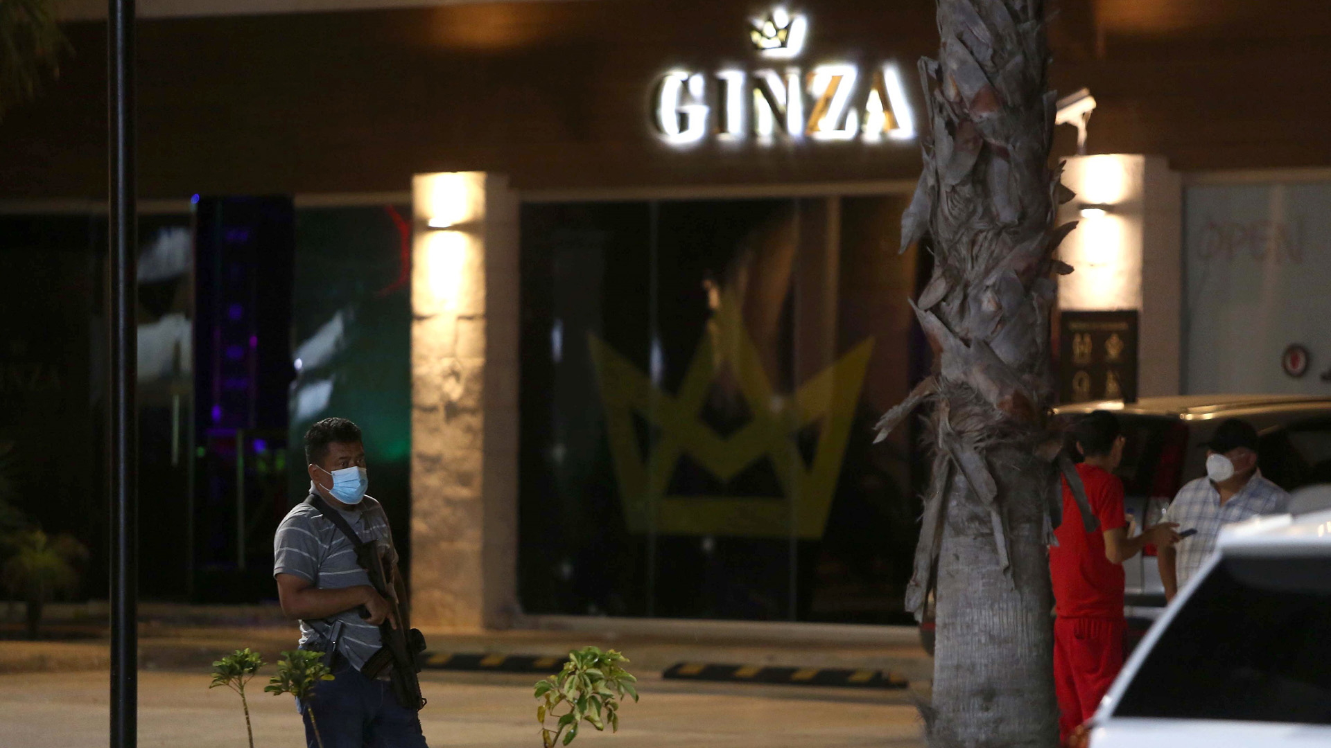 #Video Sujetos armados disparan contra bar en Cancún; hay 1 muerto y 3 heridos