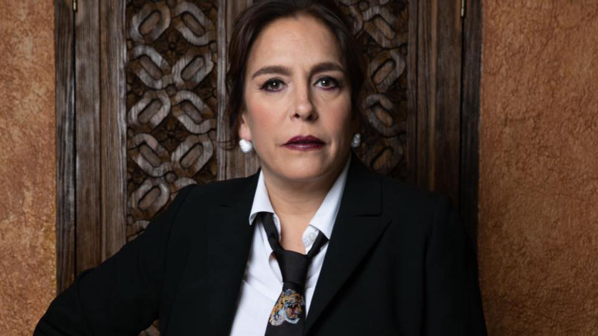 Grandeza Hispana entrega premio a Fernanda Familiar