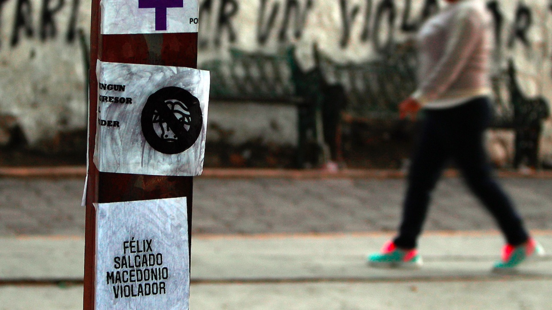 Feministas realizan pintas previo a evento de campaña de Félix Salgado Macedonio; colaboradores las borran