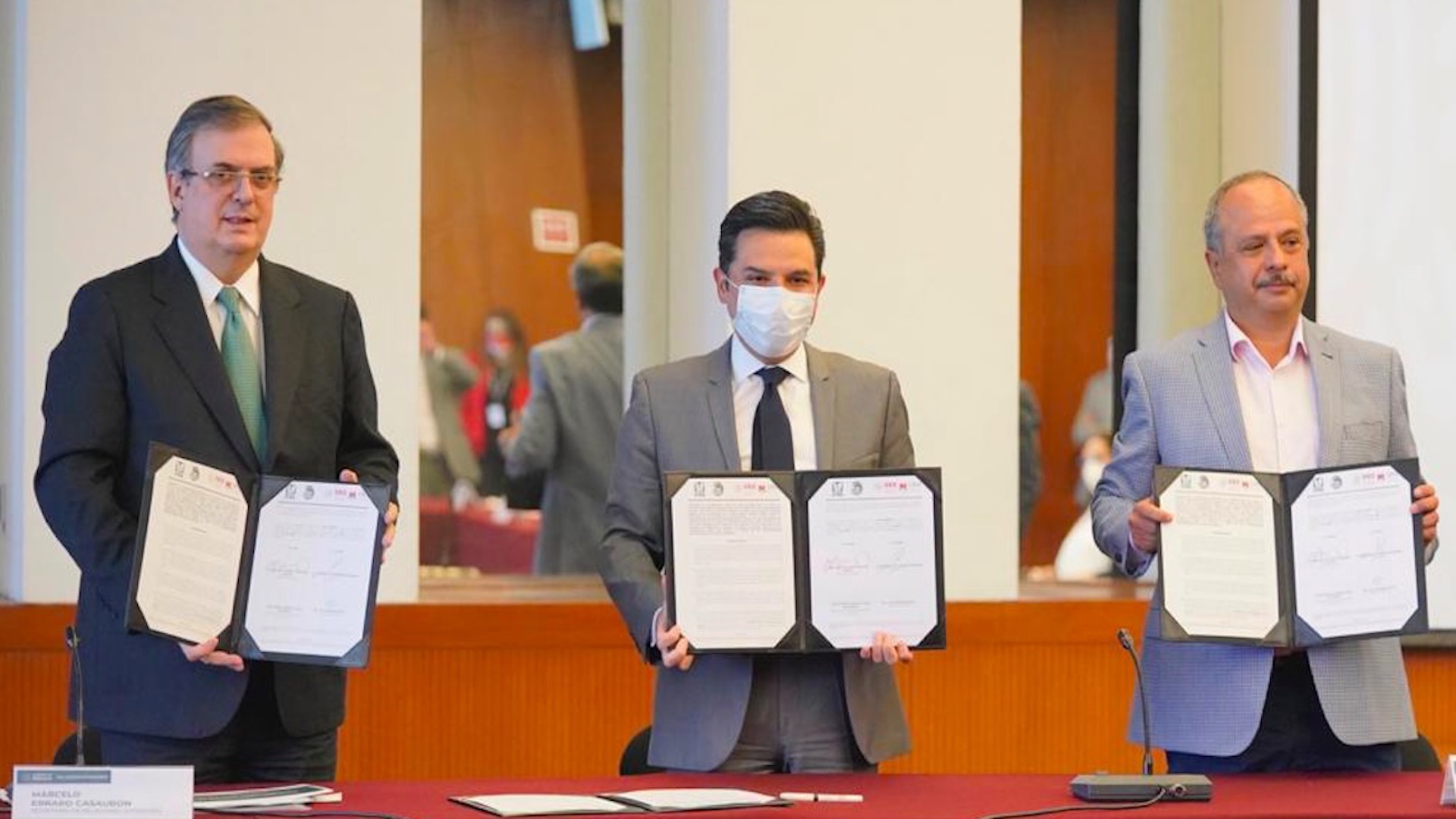 IMSS y SRE firman convenio para brindar seguridad social a trabajadores independientes que viven en el extranjero