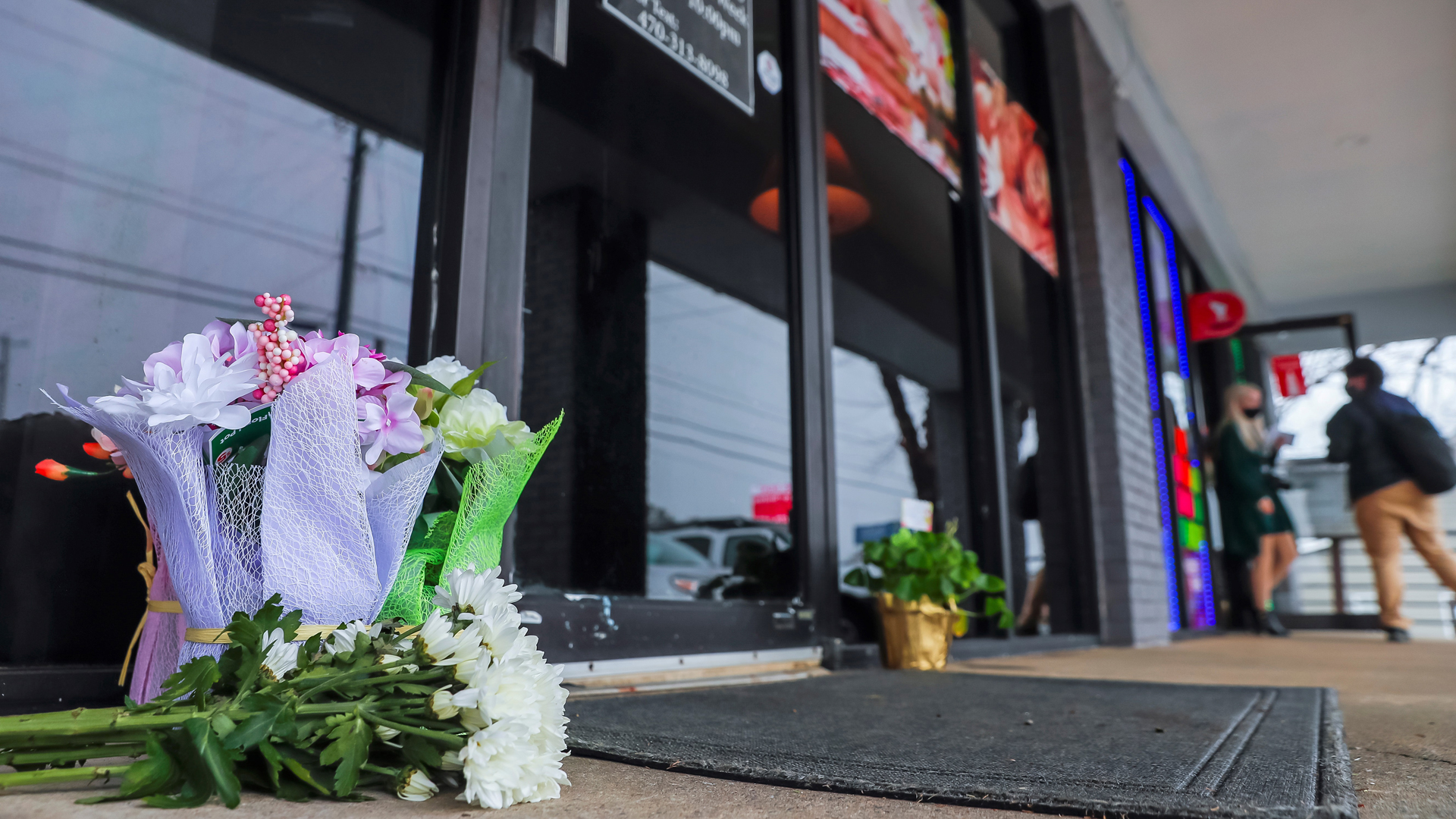FBI se suma a investigación de tiroteos en Atlanta que dejaron 8 muertos - flores-en-memoria-de-victimas-en-salon-de-masajes-de-atlanta-georgia
