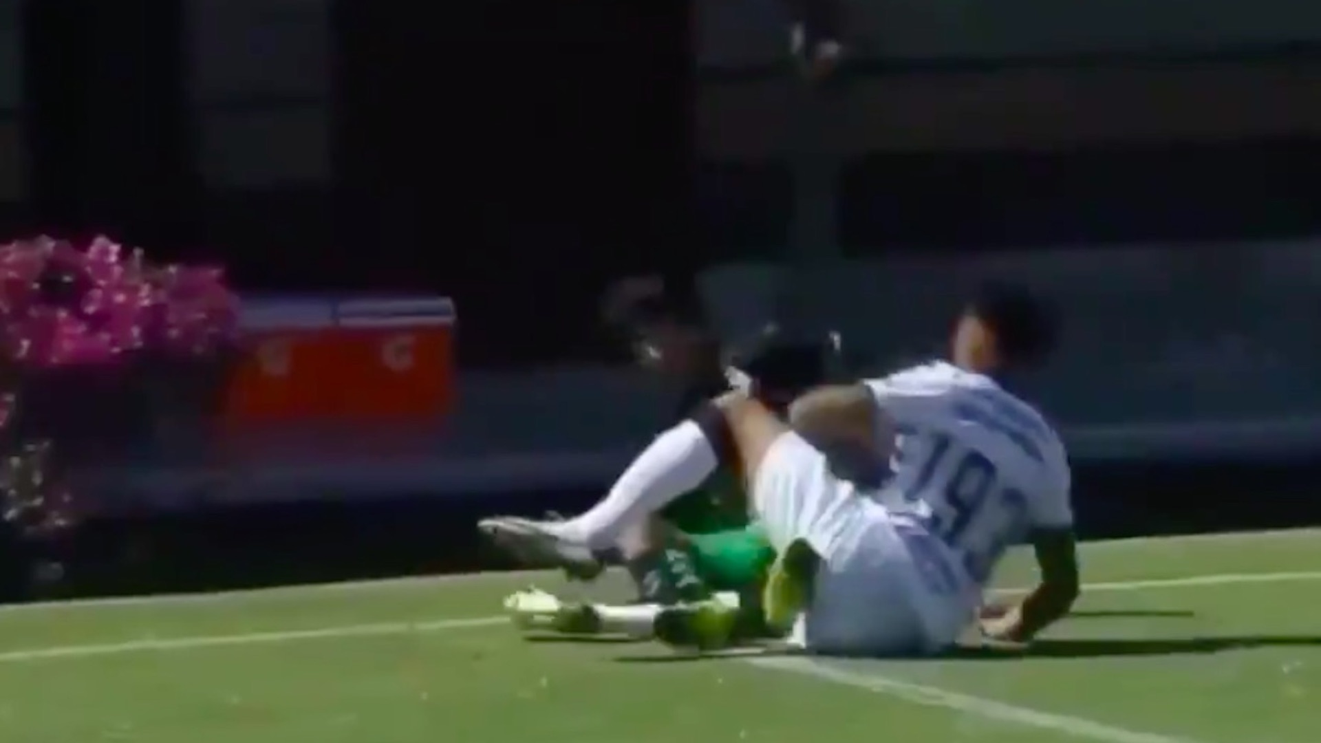 Suspenden a jugador de Pumas por lo que resta del torneo tras fracturar a rival