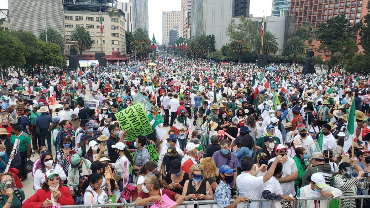 Miembros de FRENAAA marchan al Monumento a la Revolución
