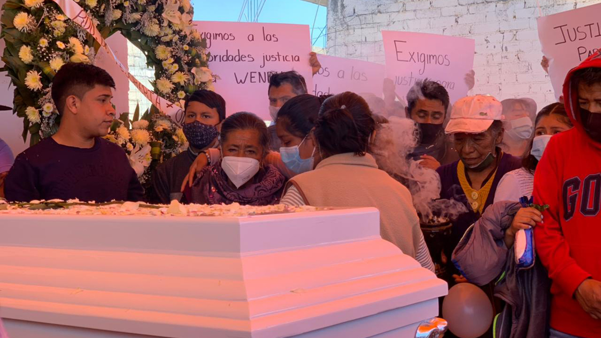 Compañeras de clase cargan ataúd de Wendy Yoselin, joven hallada muerta en canal de aguas negras - funeral-de-wendy-yoselin-en-el-estado-de-mexico