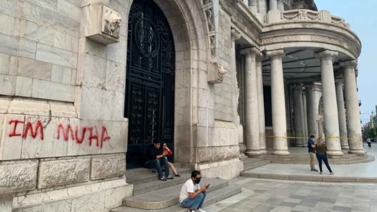 Detienen a extranjero por vandalizar fachada del Palacio de Bellas Artes