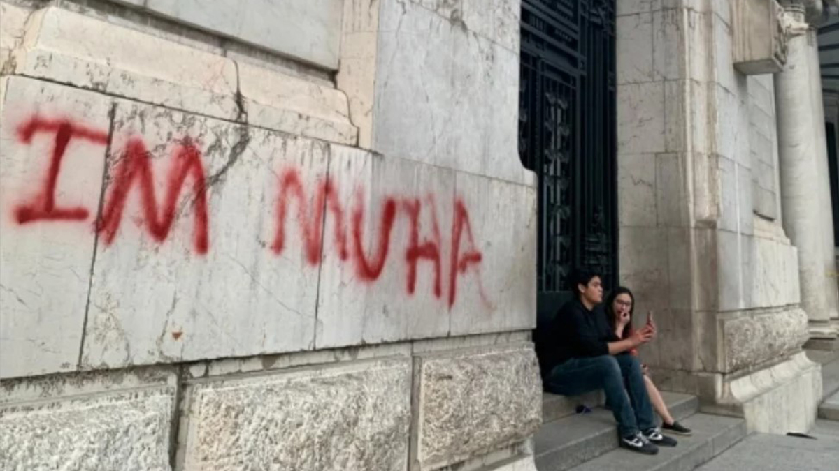 Detienen a extranjero por vandalizar fachada del Palacio de Bellas Artes - grafiti-pintado-por-extranjero-en-bellas-artes
