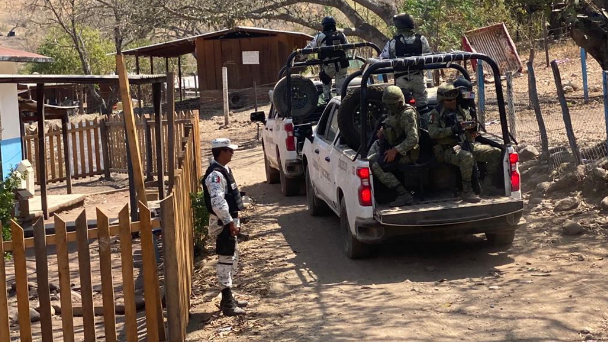 Fuerzas estatales y federales entregan en Coyuca, Guerrero, apoyos alimentarios a familias - guerrero-ayudas-alimentos-2