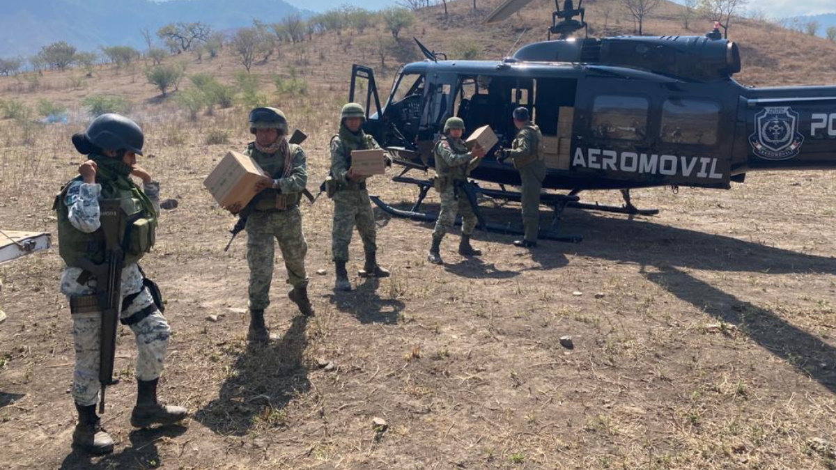 Fuerzas estatales y federales entregan en Coyuca, Guerrero, apoyos alimentarios a familias