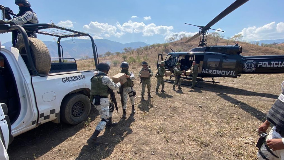 Fuerzas estatales y federales entregan en Coyuca, Guerrero, apoyos alimentarios a familias - guerrero-ayudas-alimentos-4