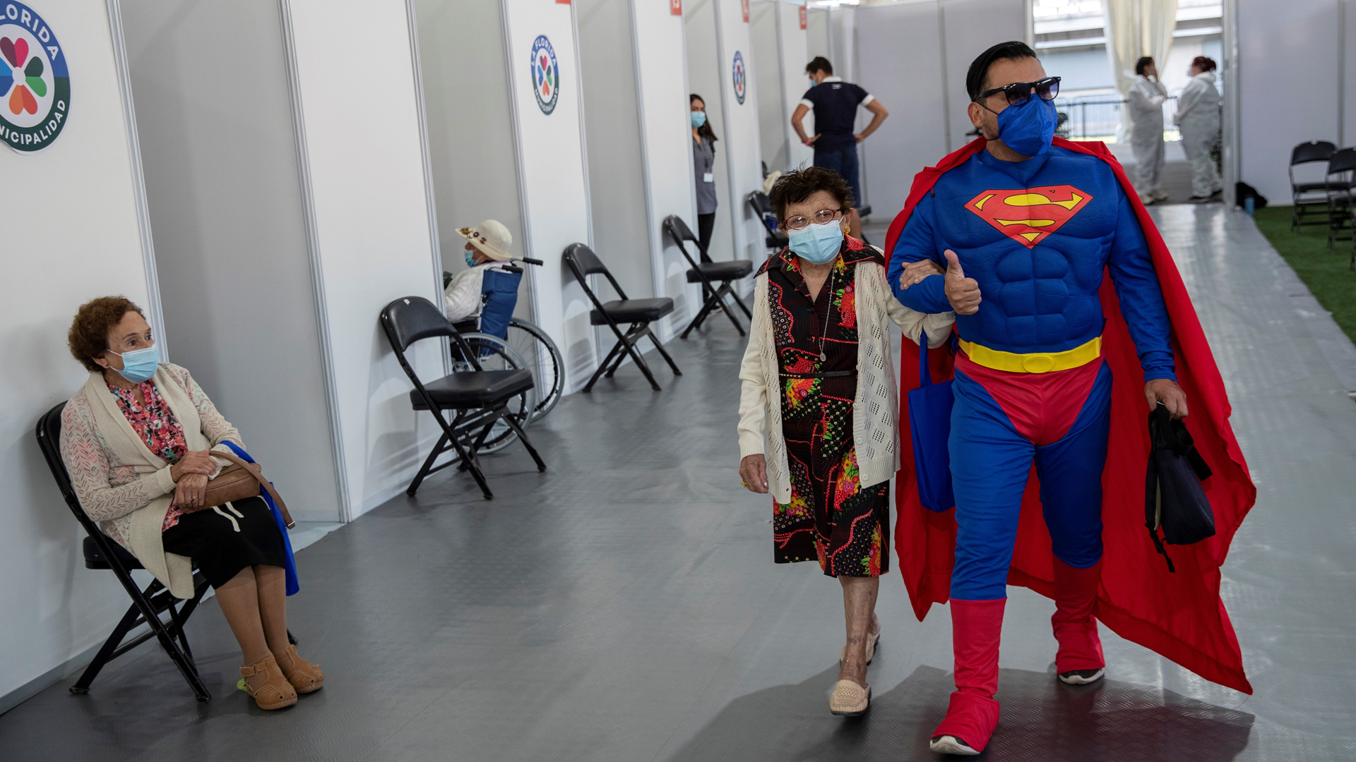 Chile, de ser uno de los más golpeados a líder en vacunación en un año - hombre-disfrazado-de-superman-lleva-a-su-madre-a-centro-de-vacunacion-en-chile
