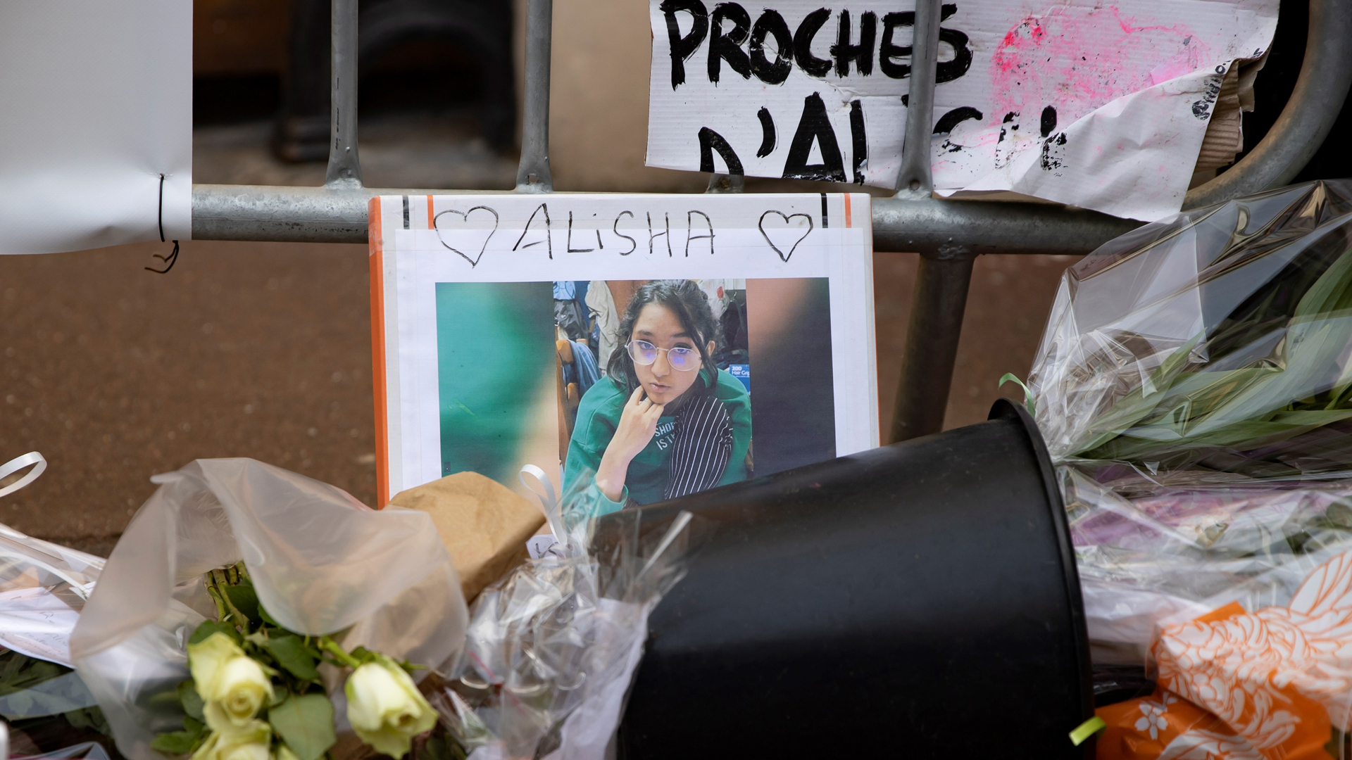 Rinden homenaje en Francia a adolescente asesinada por compañeros de clase - homenaje-a-alisha-joven-asesinada-por-companeros-de-clase