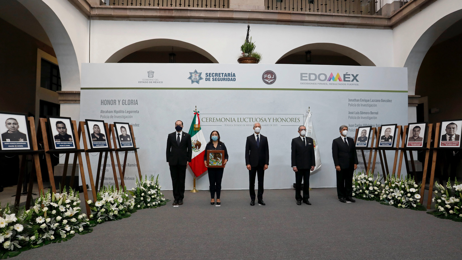 Rinden homenaje a policías de Edomex asesinados en emboscada