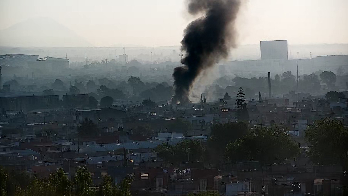 #Video Incendio consume bodega en Puebla; columna de humo es visible a kilómetros