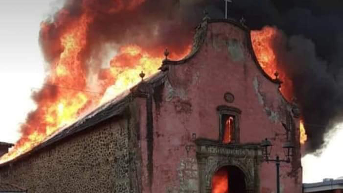 #Video Incendio consume la ‘Capilla Sixtina’ mexicana, ubicada en Michoacán