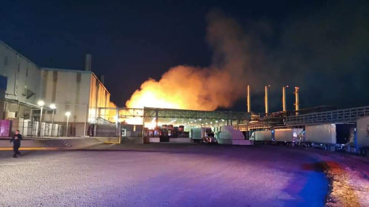 Incendio consume bodega de Kimberly Clark en Querétaro