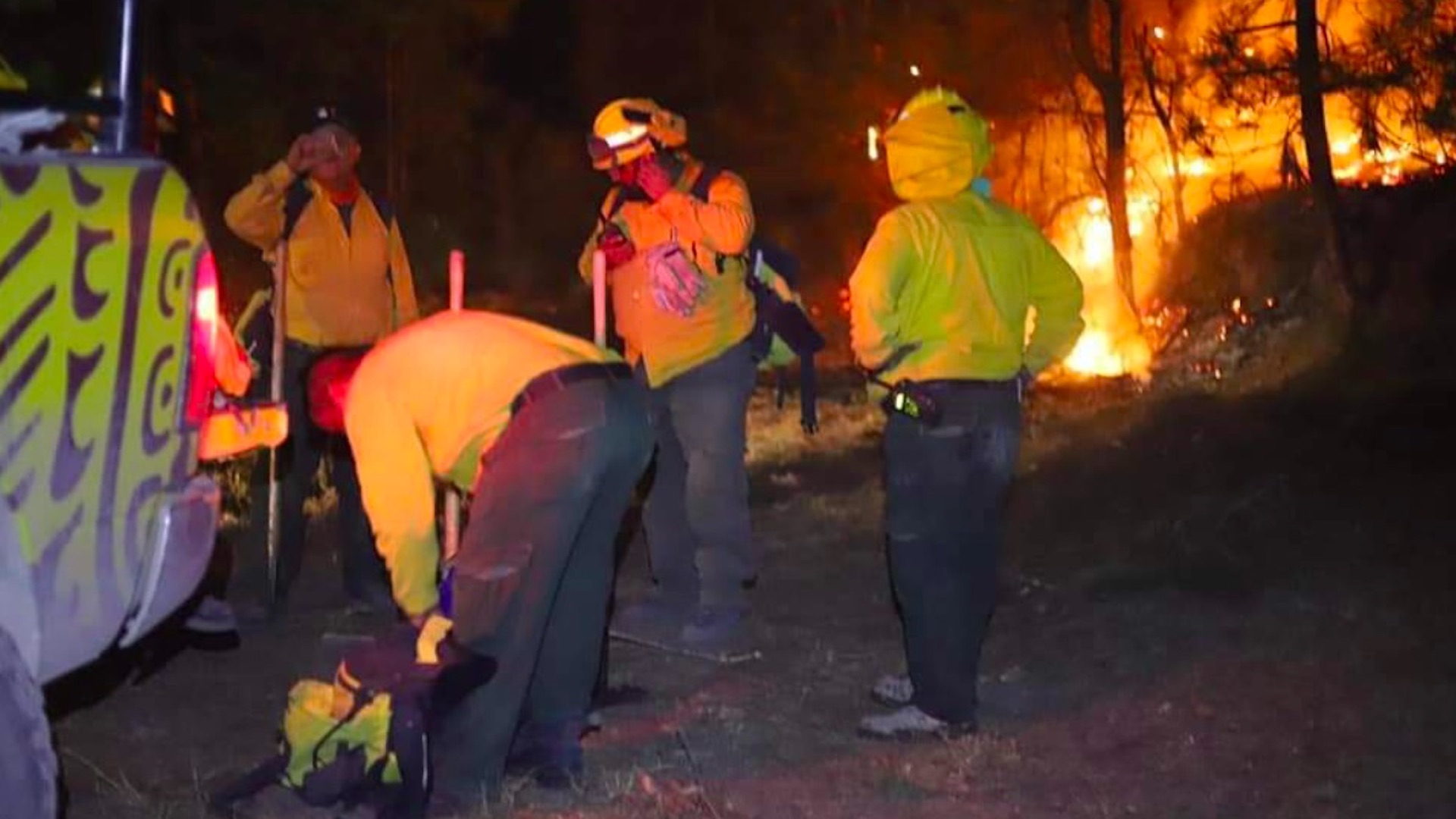 Incendio en la sierra de Coahuila y Nuevo León continúa sin ser controlado; suman avión al combate del fuego