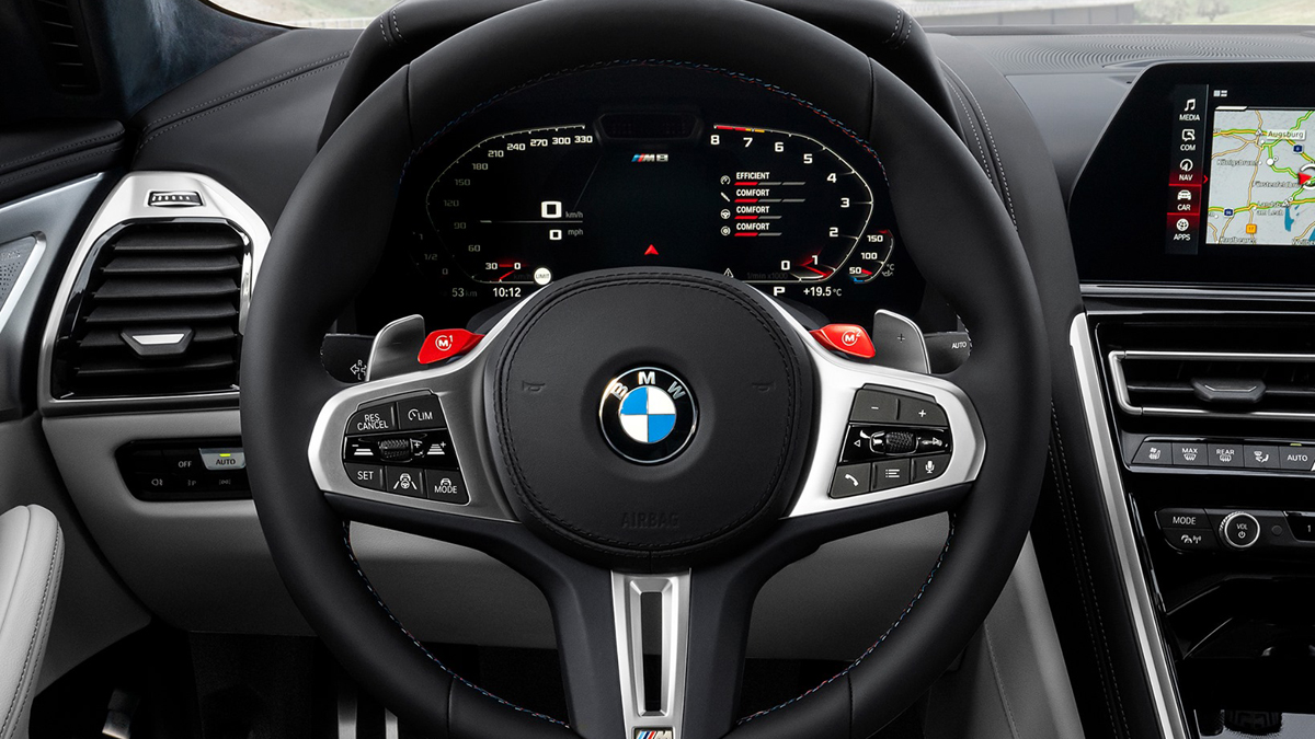 Hombre utiliza BMW de agencia para robar banco y comprar con botín el auto