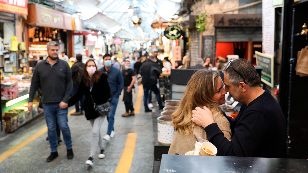 Más del 50 % de los israelíes ya están vacunados con ambas dosis contra COVID-19