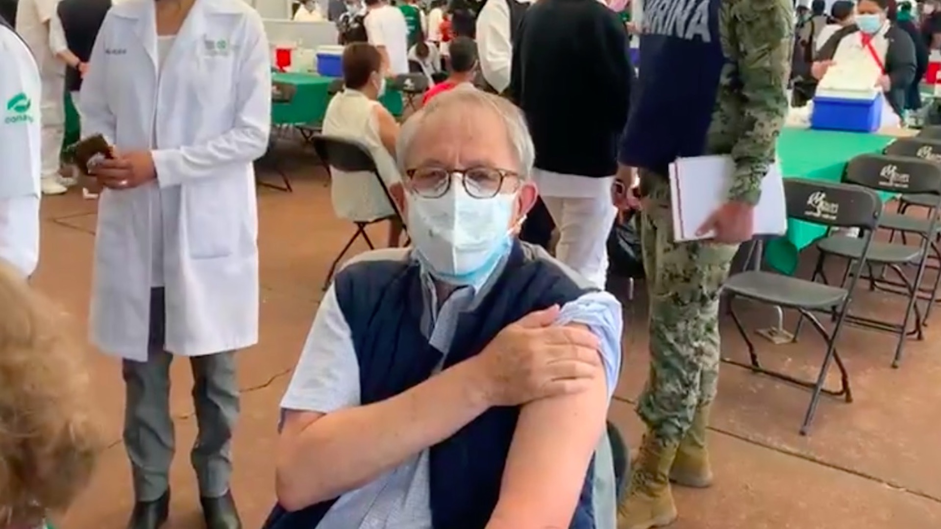 #Video Jorge Alcocer, secretario de Salud, recibe vacuna contra el COVID-19 en el Estadio Olímpico